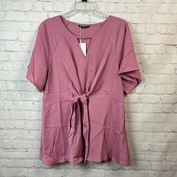 BloomChic Pink Tie Front Keyhole Top Size Large - Picture 2 of 6